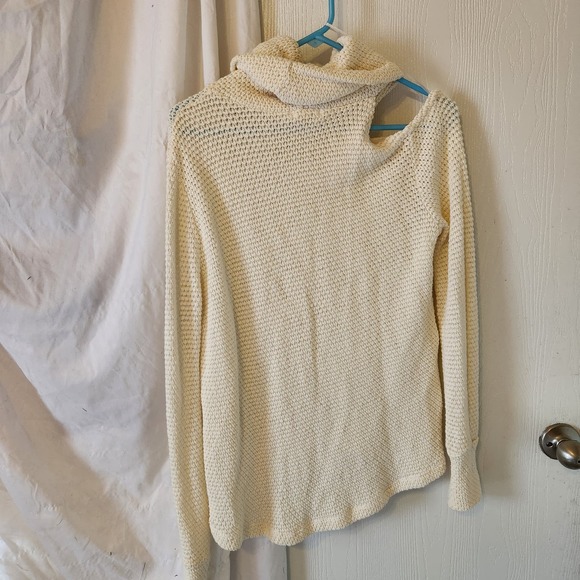 shoulder hole knit turtleneck - Picture 4 of 7